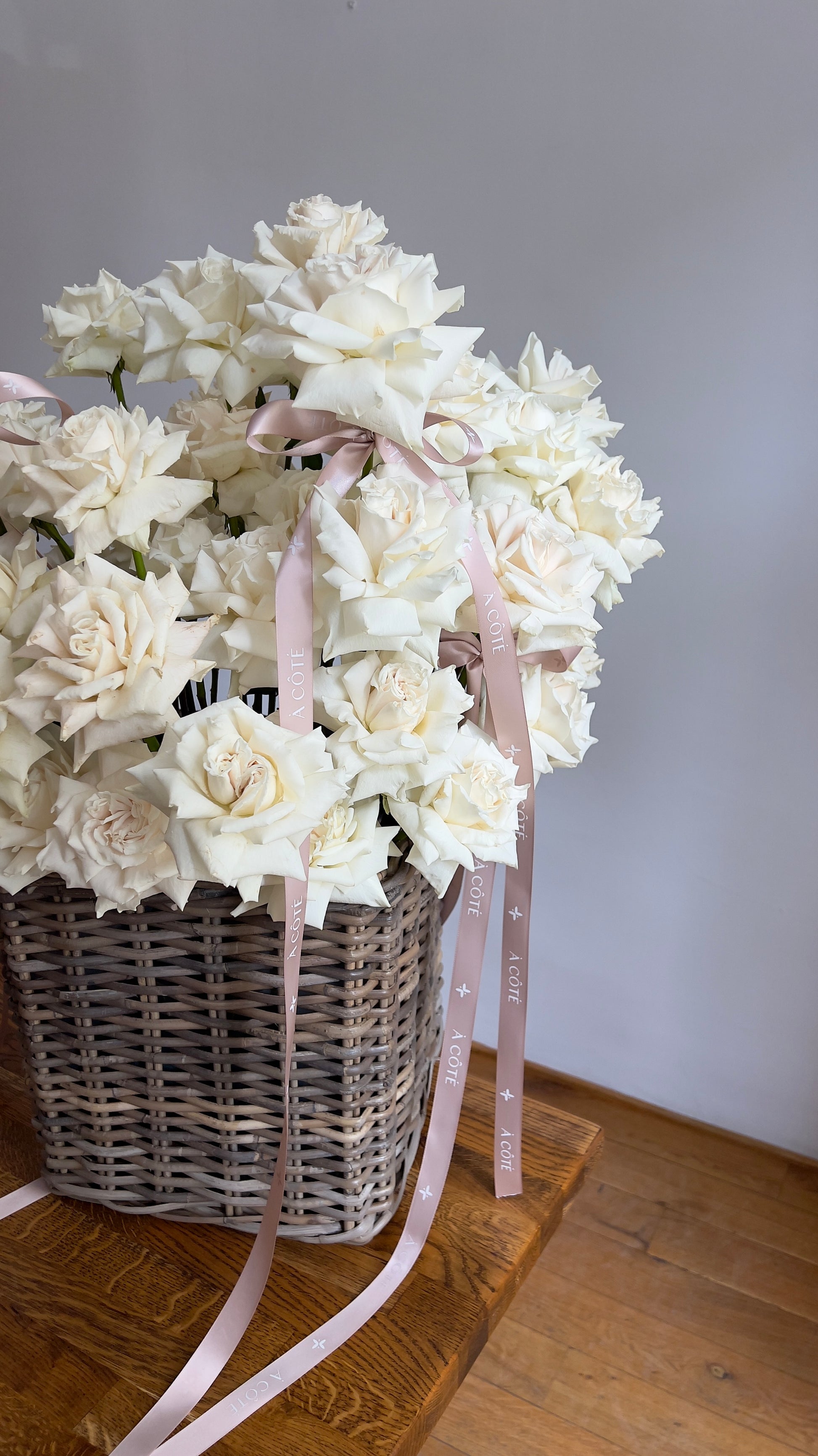 Playa Blanca - cos cu 51 trandafiri albi