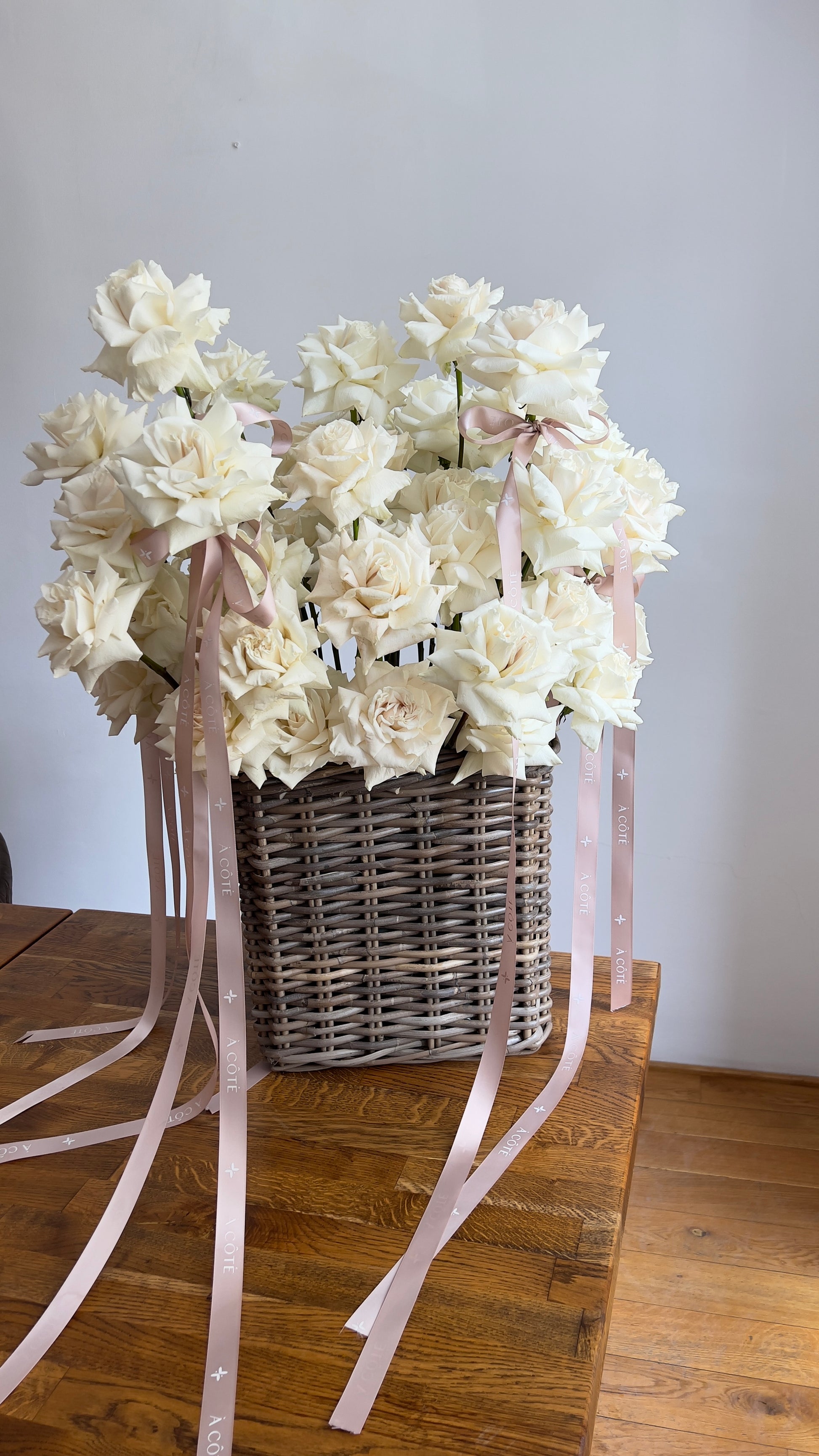 Playa Blanca - cos cu 51 trandafiri albi