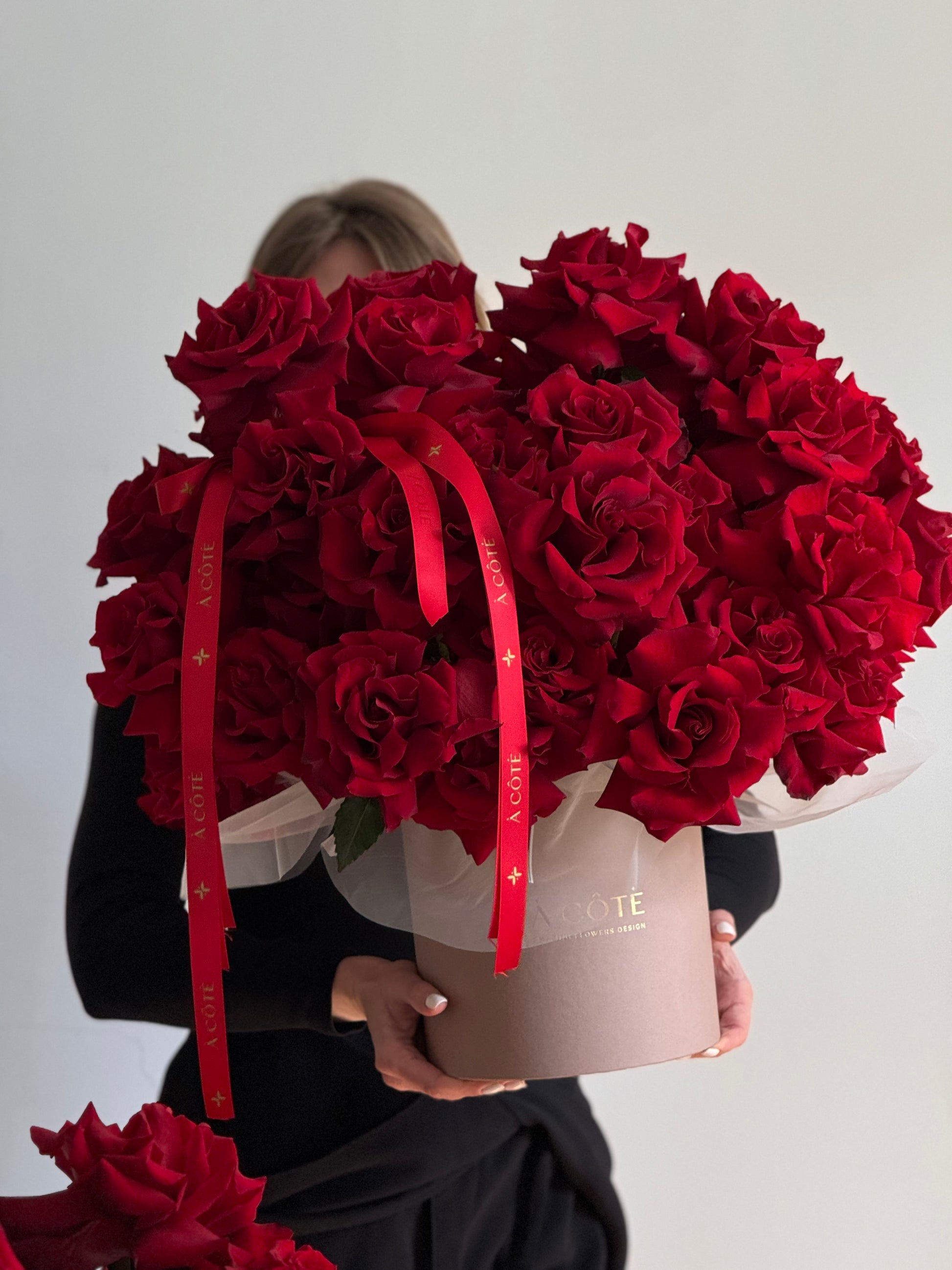 Cutie 45 trandafiri rosii